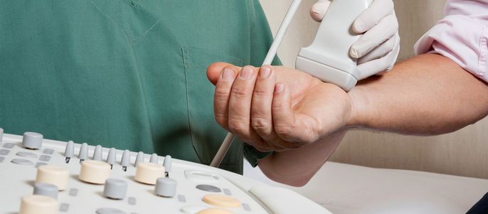 Ein Ultraschallmessgerät auf einem Arm.